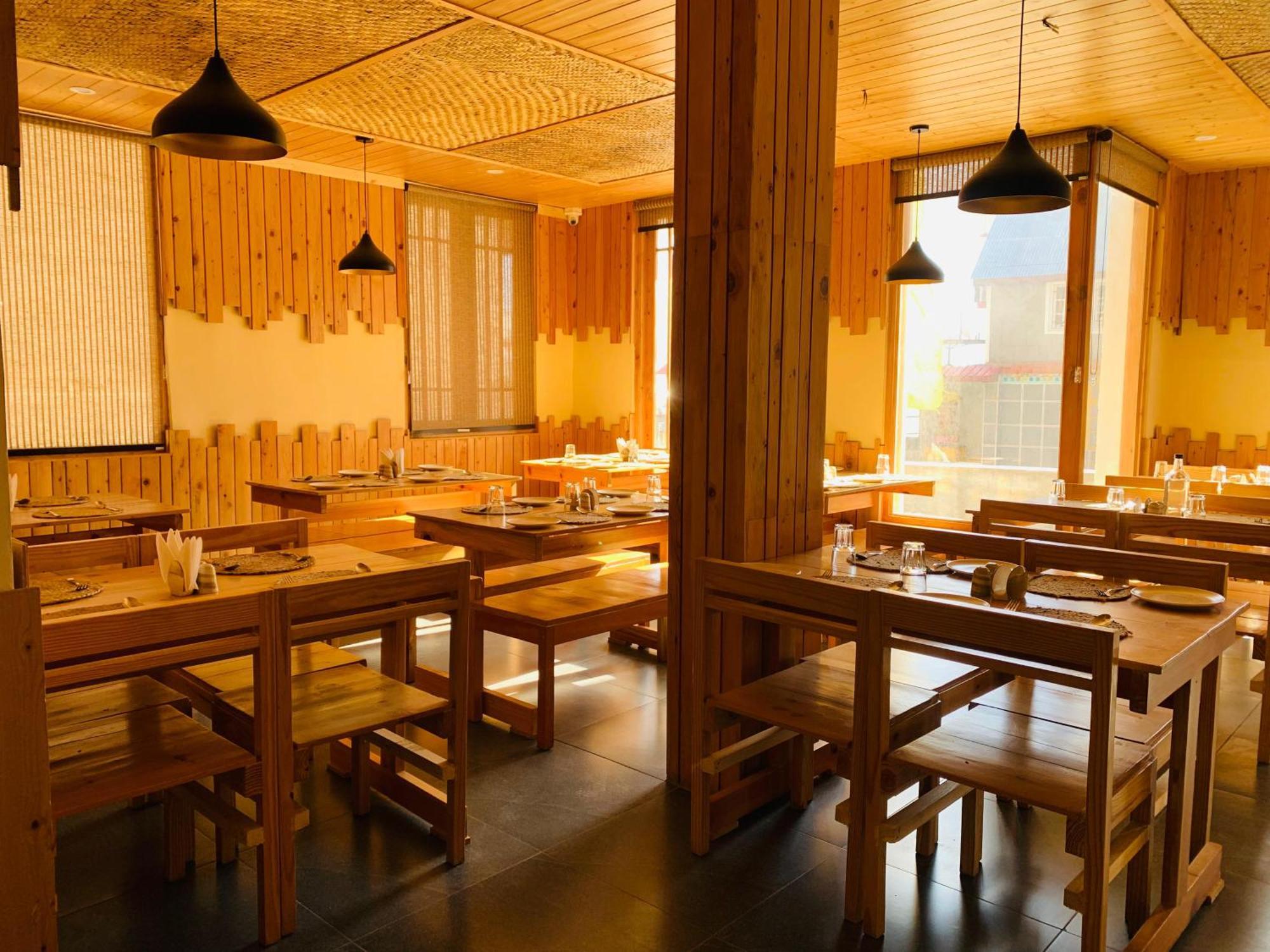The Bulevar - Whispering Willows Hotel Sissu Exterior photo